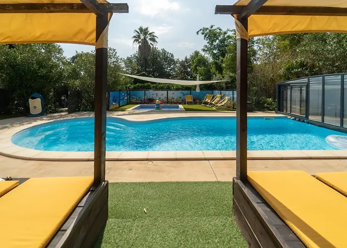 Hotels With Four Stars Gite Imagine Roussillon Residence Privee Avec Piscine - 8 Personnes